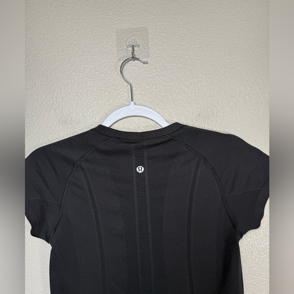 Lululemon Swiftly Tech Short Sleeve Crew White / Black size 6 G10 - Picture 6 of 8